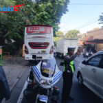 Kanit Lantas Polsek Mengwi Turun Langsung Lancarkan Arus Lalu Lintas Akibat Bus Mogok