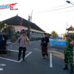 Polri Hadir Dalam Pengamanan Upacara Keagamaan, Bhabinkamtibmas Desa Saba Atensi Piodalan Di Pura Nataran Desa Adat Banda