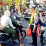 Humanis dan Edukatif, Kanit Lantas Polsek Mengwi Tegur Pengendara yang Tidak Menggunakan Helm