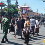 Bhabinkamtibmas Polsek Dentim Atensi Sejumlah Prosesi Ngaben, Pastikan Kegiatan Berjalan Aman dan Lancar