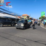 Kapolsek Kuta Utara Turun Langsung Urai Kepadatan Arus Lalu Lintas di Simpang Berawa.