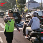 Hadir Melayani di Tengah Masyarakat, PH Pagi Personel Polsek Dentim Bantu Kurangi Kemacetan