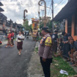 Hadir Di Tengah Masyarakat, Bhabinkamtibmas Desa Selat Kawal Pelaksanaan Upacara Ngaben