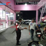 Patroli Dialogis dengan Juru Parkir, Samapta Polsek Mengwi Ingatkan Tingkatkan Pengawasan Cegah Curanmor
