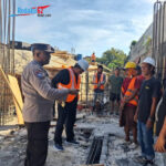 Sampaikan Pesan Kamtibmas, Bhabinkamtibmas Kelurahan Sambangi Pekerja Proyek