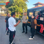 Bhabinkamtibmas Sumerta Kelod Hadiri Aksi Peduli Lingkungan dalam Rangka HUT SMKN 4 Denpasar