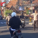 Antisipasi aktifitas Warga di Pagi Hari, Polsek Kota Polres Bangli Hadir Bantu Warga Lancarkan Arus Lalu Lintas