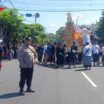 Wujud Kehadiran Polri di Tengah Masyarakat, Bhabinkamtibmas Dangin Puri Kawal Upacara Ngaben Warga Banjar Bun