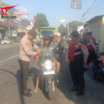 Semarak HUT RI ke-81, Polsek Sukawati Bagikan dan Pasang 100 Bendera Merah Putih