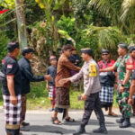 Bhabinkamtibmas Desa Bunutin Sinergitas TNI dan Pecalang, Amanankan Ngaben Masal di Banjar Selati
