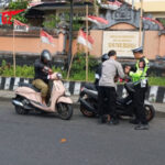 Tumbuhkan Semangat Nasionalisme, Personel Polsek Kota Polres Bangli Bagikan Bendera Merah Putih kepada Pengendara