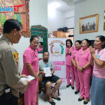 Wujud Kepedulian dan Solidaritas, Kapolsek Dentim Bersama Bhayangkari Jenguk Anggota yang Sakit