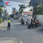 Arus Lalin di Simpang Short Cut Canggu Tibubeneng Lancar, Personel Polsek Kuta Utara Siaga Atur Lalin