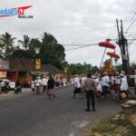 Sinergi Polri, Pecalang dan Linmas Amankan Ngeturang Ida Bhatara Jelang Upacara Keagamaan Melasti