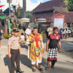 Kawal Tradisi, Bhabinkamtibmas Bebalang Polres Bangli Bersama Pecalang Amankan Upacara Keagamaan