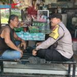 Pesan-Pesan Kamtibmas di Warung Kopi Diberikan Oleh Bhabinkamtibmas Desa Singakerta